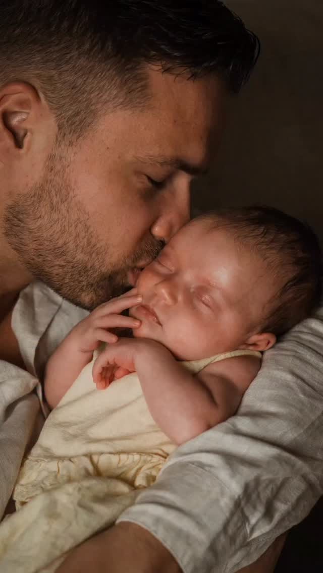Welkom, kleine Lucy. 🤍
De eerste dagen zijn zo bijzonder. Alles is nieuw en alles draait om samen zijn. De kleine voetjes, de knuffels en de trotse blikken… precies die momenten die ik graag vastleg. Mooie herinneringen voor later. ✨

#newborn #newbornshoot #newbornfotografie #babyfotografie #gezinsfotografie