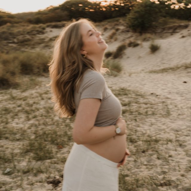 Ik vind het zo leuk om af en toe gewoon iets nieuws uit te proberen. 🤍

Tijdens deze zwangerschapsshoot in de duinen speelde ik met een langere sluitertijd. Best een beetje spannend, want je weet nooit helemaal hoe het uitpakt. Maar juist die beweging geeft de foto iets zachts en dromerigs. 

Ik hou van nieuwe dingen proberen. Er is altijd nog ruimte voor verbetering, maar grote kans dat je dit effect vaker voorbij gaat zien komen.😉

Wat vinden jullie? Liever haarscherp of mag er af en toe juist wat beweging in een foto zitten?