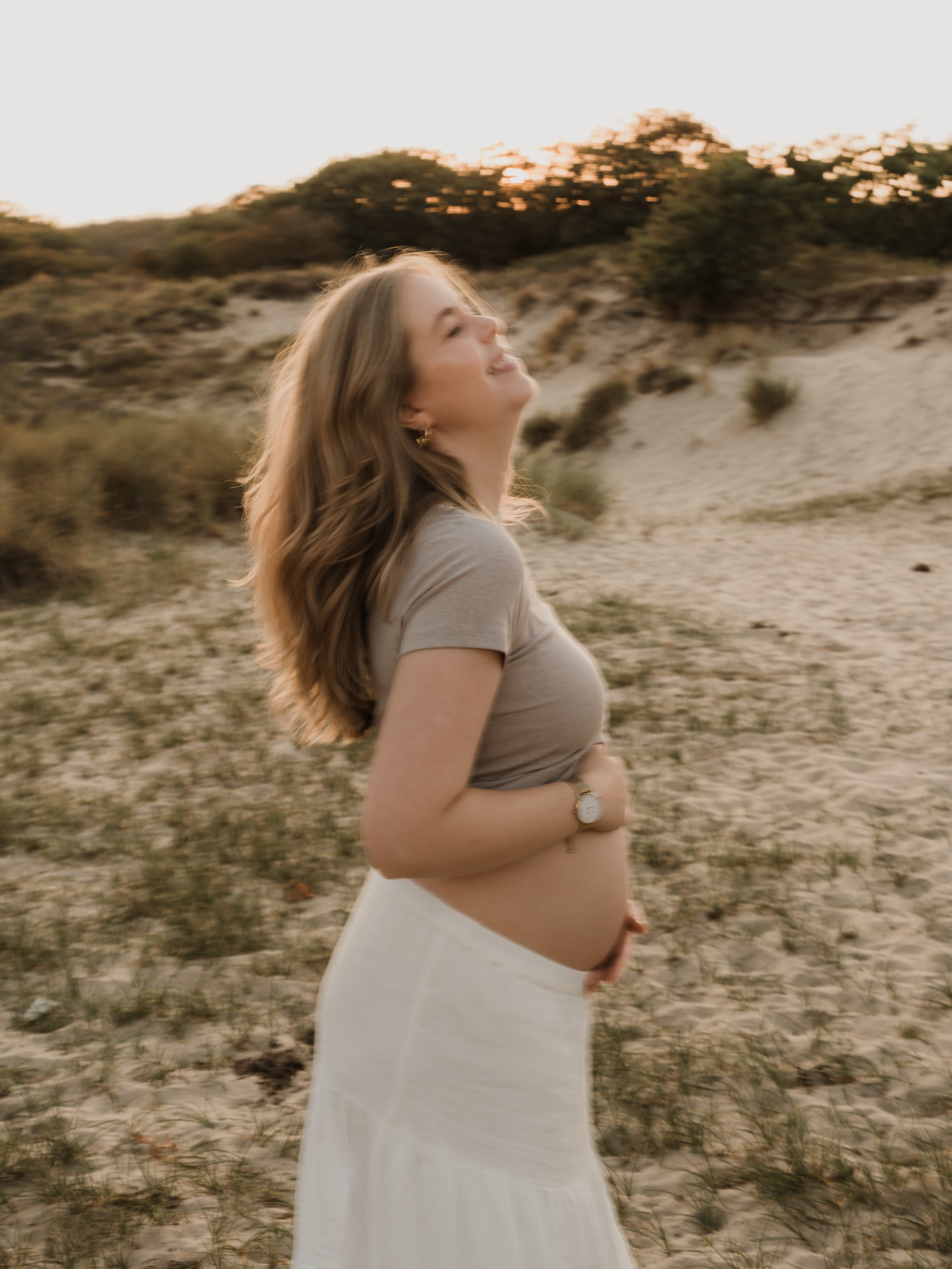 Ik vind het zo leuk om af en toe gewoon iets nieuws uit te proberen. 🤍

Tijdens deze zwangerschapsshoot in de duinen speelde ik met een langere sluitertijd. Best een beetje spannend, want je weet nooit helemaal hoe het uitpakt. Maar juist die beweging geeft de foto iets zachts en dromerigs. 

Ik hou van nieuwe dingen proberen. Er is altijd nog ruimte voor verbetering, maar grote kans dat je dit effect vaker voorbij gaat zien komen.😉

Wat vinden jullie? Liever haarscherp of mag er af en toe juist wat beweging in een foto zitten?