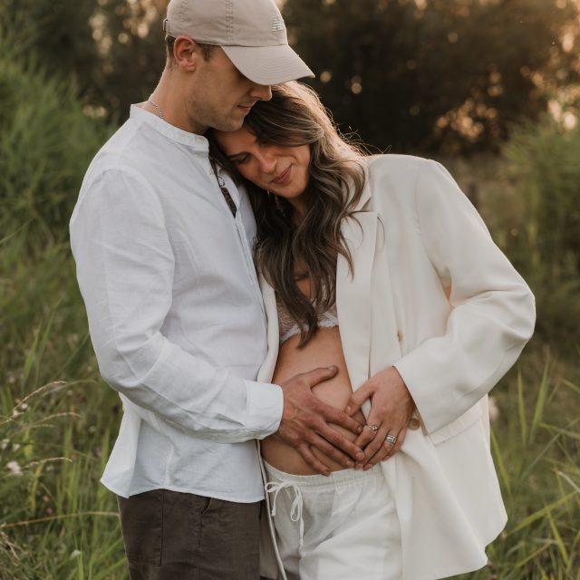 Nog heel even met z’n tweetjes… en voor nu nog lekker veilig in de buik. 🤍

Over een paar weken worden deze twee papa en mama. Zo mooi om deze bijzondere tijd tijdens hun zwangerschapsshoot vast te leggen. We vonden een prachtig plekje in Schoonhoven voor de foto’s. 🤍
