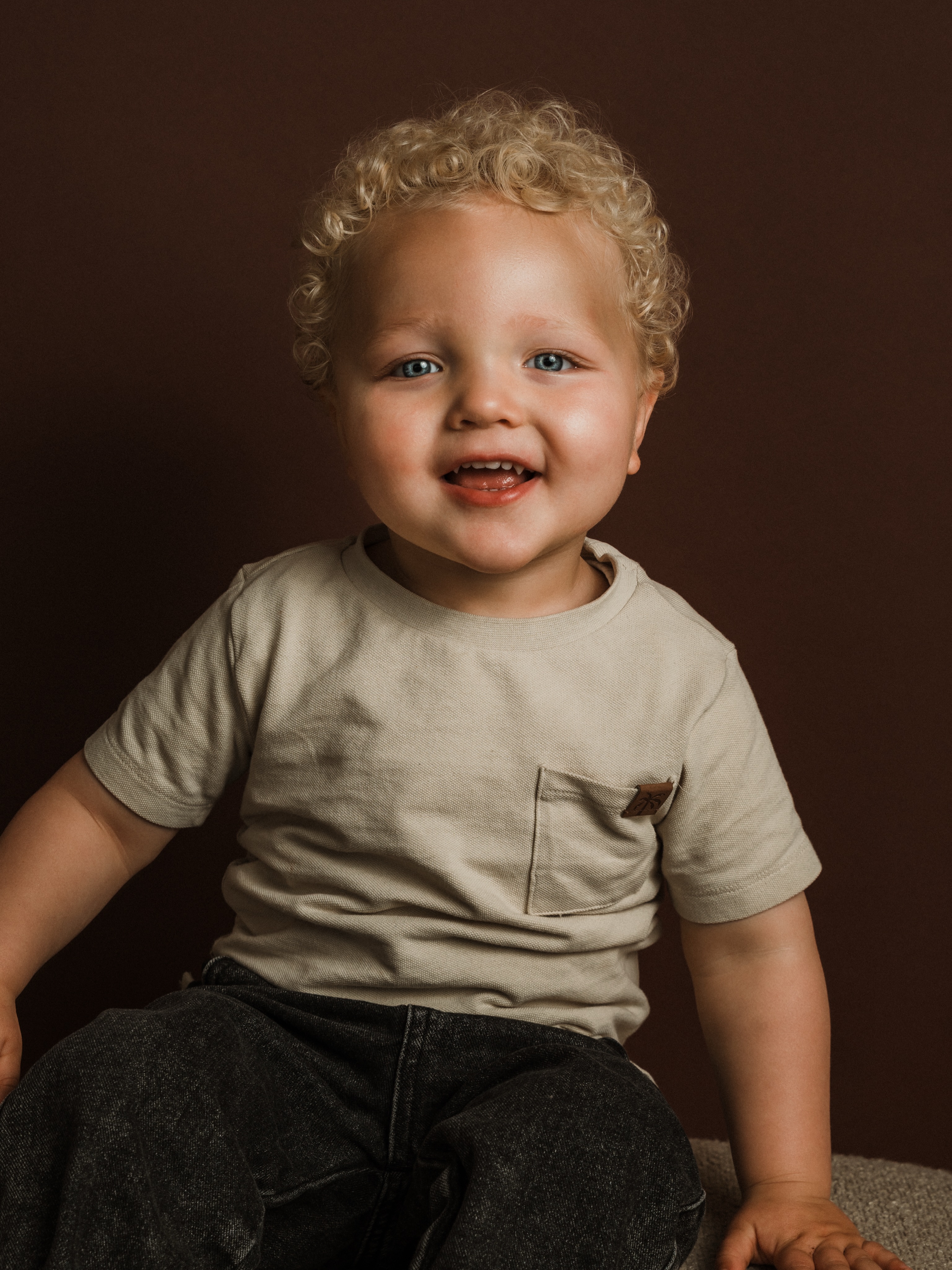Een mooi portret van je kindje. Zo simpel, maar zó leuk om te hebben. 🤍 Want voor je het weet zijn ze alweer veranderd en juist die koppies van nu wil je toch bewaren?

Daarom organiseer ik af en toe een portrettendag in de studio in Zoetermeer. Even alle aandacht voor jouw kindje en daarna kies je zelf je 3 favoriete portretten uit, die ik helemaal voor je bewerk.

De volgende portrettendag is op zondag 13 september en toevallig heb ik nog één plekje vrij om 11.00 uur. Een sessie duurt 30 minuten en kost €100 inclusief 3 foto’s.

Kun je deze keer niet, maar lijkt het je wel leuk? Stuur me gerust een berichtje, dan zet ik je op mijn lijstje voor de volgende keer. 🤍