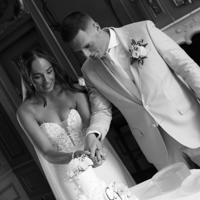 Larissa & Chiel | 07.08.26 💍🤍
Wat was het leuk om deze dag met jullie mee te mogen beleven bij Buitenplaats Sparrendaal. En nu gewoon lekker nog een keer, maar dan op film.